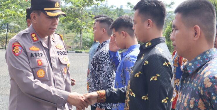 FOTO : HUMAS POLRES GUMAS/MATA KALTENG - Kapolres Gumas AKBP Asep Bangbang Saputra didampingi pejabat utama polres saat bersalaman dengan casis bintara Polri jalur rekpro tahun 2023, Selasa, 18 Juli 2023.