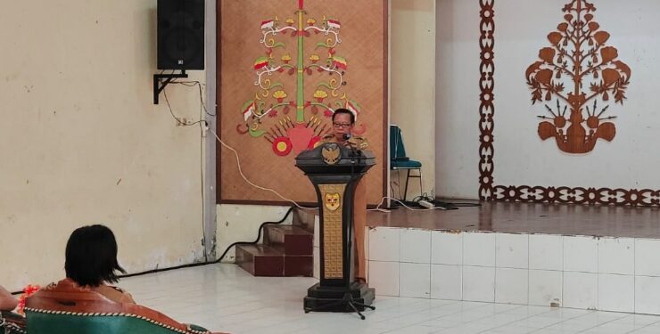 FOTO : SID/MATA KALTENG - Sekretaris Dinas Perpustakan dan Kearsipan Kabupaten Gumas Edie ketika memberikan arahan pada kegiatan pelatihan pengolahan dan penyiangan koleksi budaya etnis nusantara bagi pengelola perpustakaan sekolah dan desa di Kecamatan Kurun tahun 2023, di GPU Tampung Penyang, Selasa, 18 Juli 2023.