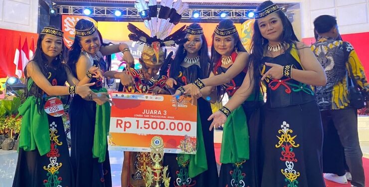 FOTO : SSB DANDANG TINGANG/MATA KALTENG - Penari dari SSB Dandang Tingang Kuala Kurun meraih juara ketiga kategori anak, dalam lomba kreasi tarian Borneo anak dan remaja tingkat Provinsi Kalteng, belum lama ini.