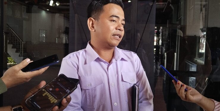 Ketua KPU Kotim Muhammad Rifqi saat diwawancarai wartawan