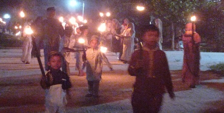 FOTO : DEVIANA/MATAKALTENG - Warga Sinar Fajar saat melaksanakan pawai obor sambut tahun baru islam, Selasa 18 Juli 2023.