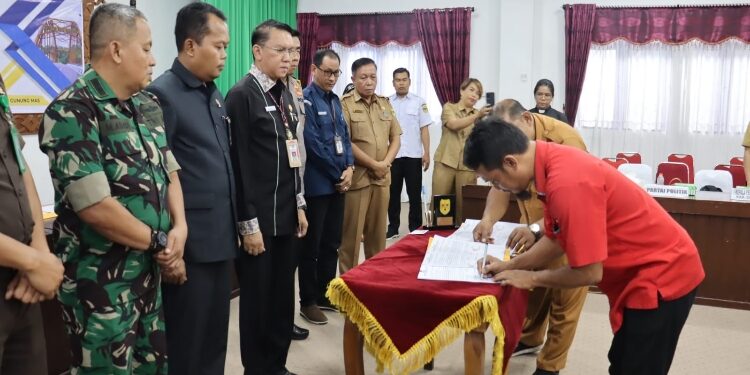 FOTO : DISKOMINFO SANTIK/MATA KALTENG - Pj Sekda Gumas Richard didampingi Kapolres AKBP Asep Bangbang Saputra, Ketua KPU Stepenson, dan Kepala Kesbangpol Sugiarto, saat menyaksikan penandatanganan bantuan keuangan tahun 2023 kepada parpol, pekan lalu.