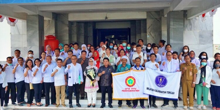 FOTO: MATAKALTENG - Ketua DPRD Kalteng, Wiyatno, saat foto bersama dengan pengurus sejumlah organisasi kesehatan.