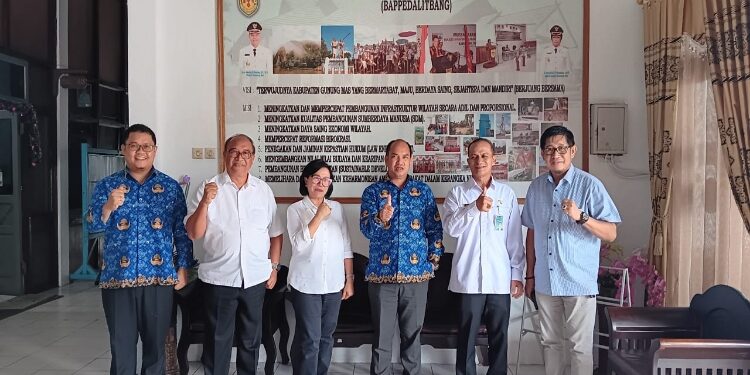 FOTO : BAPPEDALITBANG GUMAS/MATA KALTENG - Kepala Bappedalitbang Kabupaten Gumas Yantrio Aulia bersama Ketua LPPM UPR Evi Veronika, Ketua Panitia KKN Reguler UPR Miar P Bakar, Sekretaris LPPM UPR Herry Redin, dan Sekretaris Panitia KKN Reguler UPR Yorhen K Nahan, Senin 17 Juli 2023.