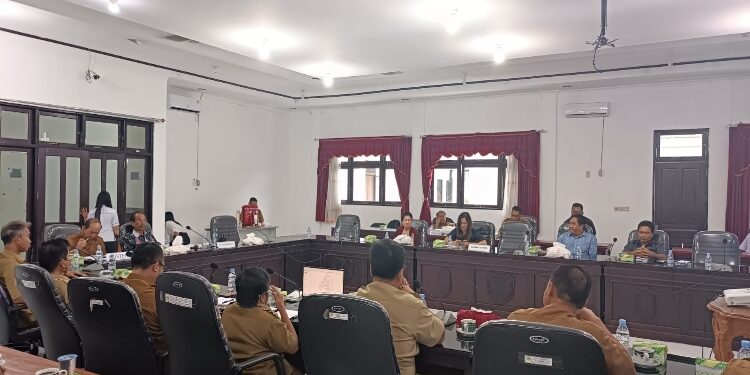 FOTO : DPRD GUMAS/MATA KALTENG - Suasana RDP antara komisi I DPRD Kabupaten Gumas dengan pihak eksekutif serta Pemerintah Desa Hurung Bunut dan Tewang Pajangan, di ruang rapat komisi DPRD, Selasa 18 Juli 2023.