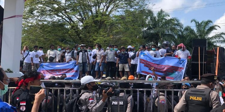 FOTO: DIAN/MATA KALTENG - Aksi unjuk rasa sejumlah sopir akibat polemik galian C di depan gedung DPRD Kotim belum lama ini.