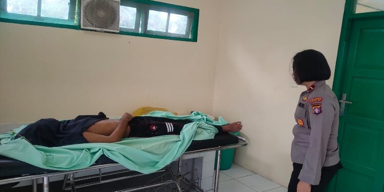 FOTO: AGUS/MATA KALTENG - Kapolsek Sungai Sampit, saat melihat korban yang bunuh diri di kamar Jenazah RSUD dr Murjani, Rabu 19 Juli 2023.