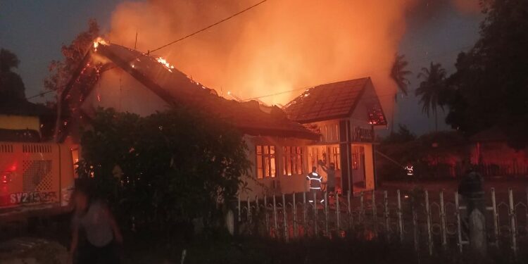 FOTO: RZL/MATAKALTENG - Kantor Bawaslu Kota Palangka Raya pada saat terbakar.