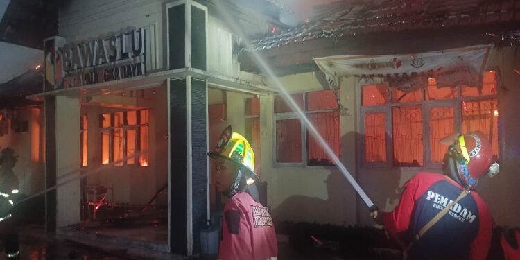 FOTO: RZL/MATAKALTENG - Sejumlah petugas pemadam kebakaran, pada saat melakukan pemadaman di kantor Bawaslu Kota Palangka Raya.