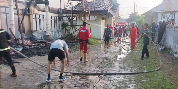 FOTO: RZL/MATAKALTENG - Kantor Bawaslu Kota Palangka Raya, yang hangus terbakar oleh kobaran api.