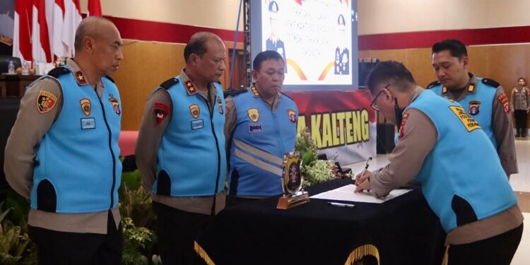 FOTO: RZL/MATAKALTENG - Penandatanganan berita acara seleksi Bintara Polri TA 2023.