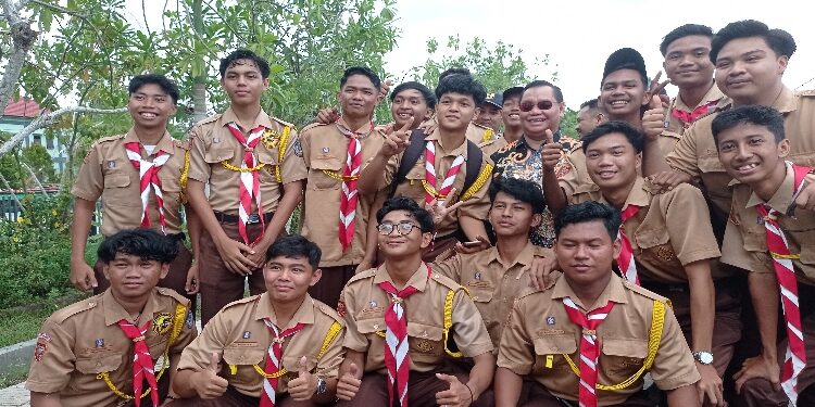 FOTO: DEVIANA/MATAKALTENG - Bupati Kotim, H Halikinnor foto bersama pelajar Sampit Kamis 20 Juli 2023.
