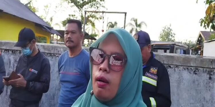 FOTO: RZL/MATAKALTENG - Ketua Bawaslu Kota Palangka Raya, Endrawati, saat melihat kondisi kantor usai terbakar.