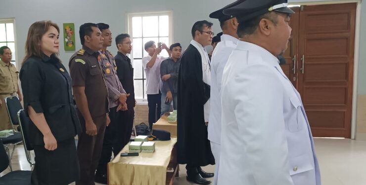 FOTO : DPRD GUMAS/MATA KALTENG - Anggota DPRD Kabupaten Gumas Cici Susilawati menghadiri pelantikan dan pengambilan sumpah/janji tiga orang Pj kades, Selasa, 18 Juli 2023.