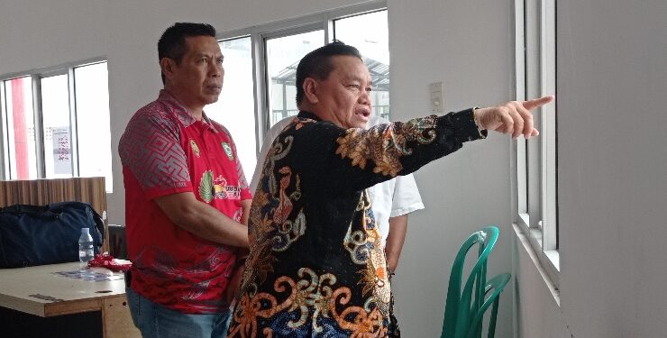 FOTO : DEVIANA/MATAKALTENG - Bupati Kotim Halikinnor saat memberi arahan kepada Ketua KONI Kotim, Kamis 20 Juli 2023.