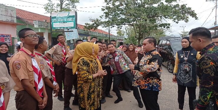 FOTO : DEVIANA/MATAKALTENG - Bupati Kotim Halikinnor saat berinteraksi dengan guru dan pelajar SMA di Sampit, Kamis 20 Juli 2023.