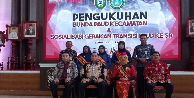 FOTO : DEVIANA/MATAKALTENG - Foto bersama Bunda PAUD Kotim Khairiyah Halikinnor bersama pejabat Kotim dan Bunda PAUD kecamatan yang baru dilantik, Kamis 20 Juli 2023.