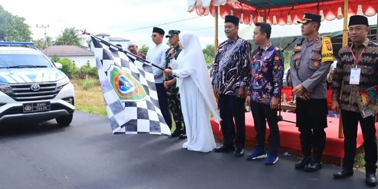 FOTO: PROKOM SERUYAN/MATA KALTENG - Wakil Bupati Seruyan, Iswanti saat melepas secara resmi rombongan Pawai Ta'aruf di Desa Pematang Panjang, Kecamatan Seruyan Hilir Timur, kemarin.