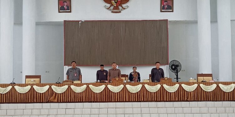 FOTO: ALDI/MATA KALTENG - Suasana saat pelaksaan rapat paripurna ke-5 masa persidangan III tahun sidang 2022-2023 di Aula Gedung DPRD setempat, Kamis 20 Juli 2023.