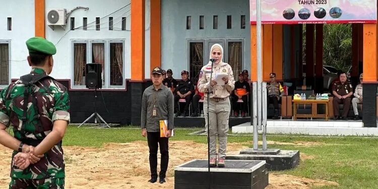 FOTO: PROKOM SERUYAN/MATA KALTENG - Wakil Bupati Seruyan, Iswanti saat membacakan sambutan dalam apel gelar personil dan sarpras penanganan karhutla di Halaman Kantor BPBD Seruyan, Kamis 20 Juli 2023.