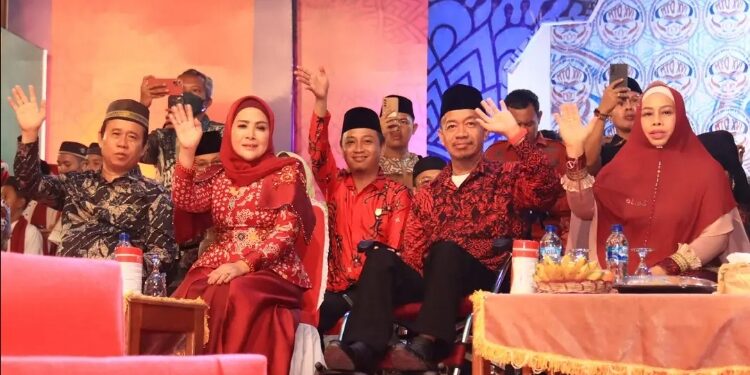 FOTO: PROKOM SERUYAN/MATA KALTENG - Bupati Seruyan, Yulhaidir (dua dari kanan) dan Wakil Bupati Seruyan, Iswanti (dua dari kiri) saat menghadiri pembukaan MTQ ke-16 dan FSQ tingkat Kabupaten Seruyan di Desa Pematang Panjang, Kecamatan Seruyan Hilir Timur, kemarin malam.