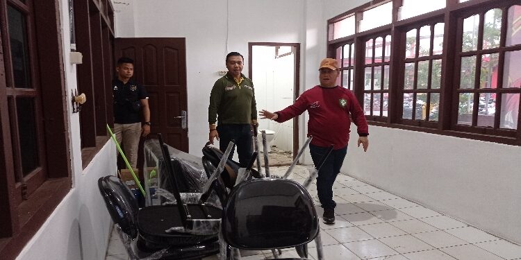 FOTO : DEVIANA/MATAKALTENG - Bupati Kotim Halikinnor saat mengatur ruangan untuk tamu undangan VVIP didampingi Kadispora Kotim Wim RK. Benung, Jumat 21 Juli 2023.