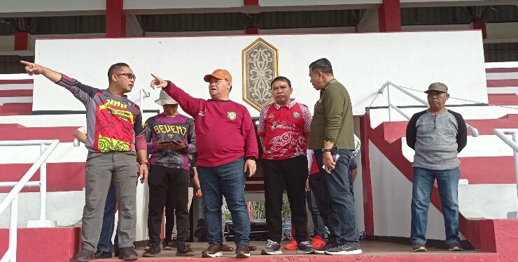 FOTO : DEVIANA/MATAKALTENG - Bupati Kotim Halikinnor bersama pejabat daerah lainnya saat meninjau Stadion 29 Nopember Sampit, Jumat 21 Juli 2023.