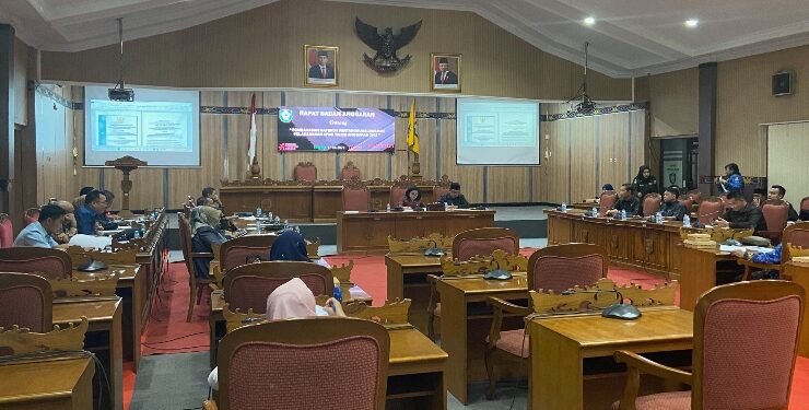 FOTO : DIAN/MATA KALTENG - Tanggapan fraksi DPRD Kotim terkait 3 ranperda belum lama ini di ruang paripurna DPRD Kotim.