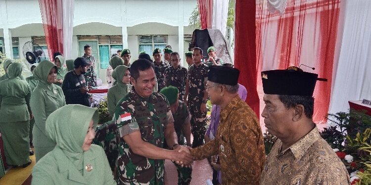 FOTO: AGUS/MATA KALTENG - Pangdam XII/Tpr, Mayjen TNI Iwan Setiawan saat melakukan sesi foto bersama Danrem 102/Pjg dan Dandim beserta prajurit dan ibu persit Kodim 1015 Sampit di Aula Prajurit, Jumat, 21 Juli 2023.