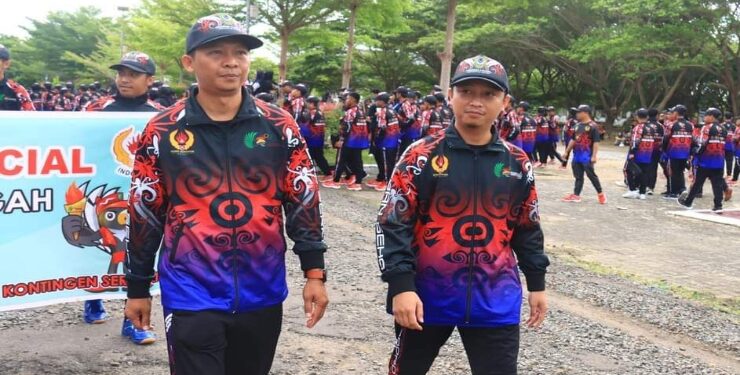 FOTO : IST/MATAKALTENG - Ketua KONI Kabupaten Seruyan Ferry Khaidir (kanan) saat melepas Atlit Kabupaten Seruyan yang akan mengikuti Porprov Kalteng di Sampit.