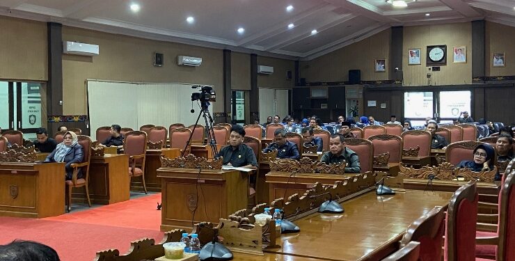 FOTO : DIAN/MATA KALTENG - Pembahasan rancangan pelaporan pelaksanaan APBD Kotim 2022 belum lama ini di DPRD Kotim.