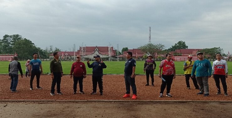 FOTO : DEVIANA/MATAKALTENG - Bupati Kotim Halikinnor dan pejabat lainnya saat meninjau Stadion 29 Nopember Sampit, Jumat 21 Juli 2023
