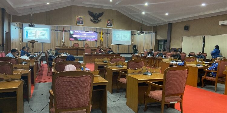 FOTO: DIAN/MATA KALTENG - Pembahasan laporan pertanggungjawaban pelakasanaan APBD 2022 belum lama ini di DPRD Kotim.