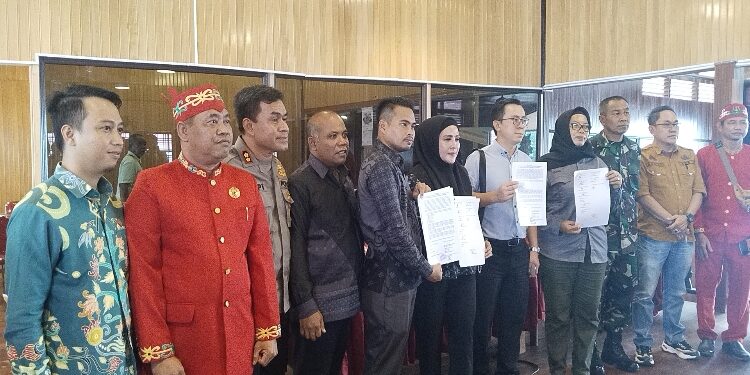 FOTO: AGUS/MATA KALTENG - Proses mediasi yang dilakukan pihak PT BJAP dengan masyarakat di rumah makan di Kota Sampit, Sabtu 22 Juli 2023.