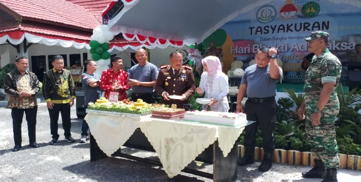 FOTO : AKH/MATAKALTENG - Kajari Sukamara, Suhartono saat memotong tumpeng syukuran Hari Bhakti Adhyaksa ke-63Â