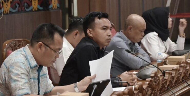 Ketua Fraksi PDI Perjuangan, Paisal Darmasing (jas hitam)