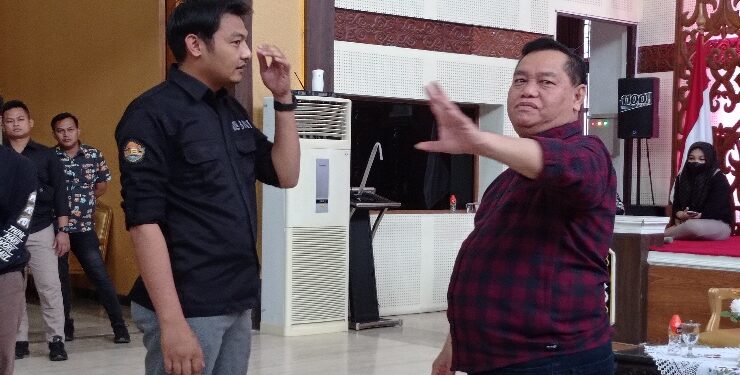 FOTO : DEVIANA/MATAKALTENG - Bupati Kotim Halikinnor saat berbincang dengan salah satu pengusaha, Sabtu 21 Juli 2023.