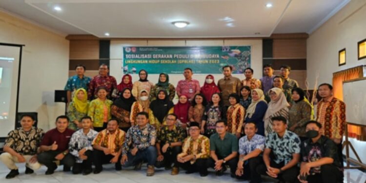 FOTO: IST/MATAKALTENG - Kepala Dinas Lingkungan Hidup (DLH) Kobar berswafoto bersama peserta sosialisasi PBLHS di Hotel Avila, Kabupaten Kotawaringin Barat.