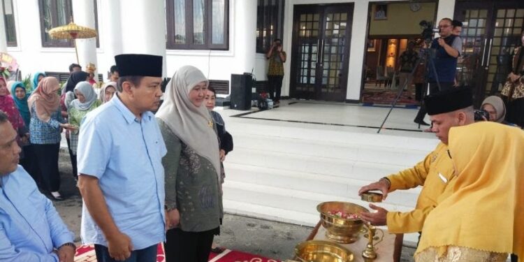 FOTO: IST/MATAKALTENG - Kedatangan Pj Bupati Kotawaringin Barat Budi Santoso disambut upacara adat di halaman rumah jabatan Bupati, beberapa waktu lalu.