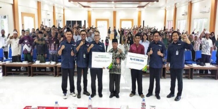 FOTO: IST/MATAKALTENG - Ratusan guru ngaji dan tokoh agama non muslim mendapat insentif dari pemerintah Kabupaten Kotawaringin Barat, beberapa waktu lalu.