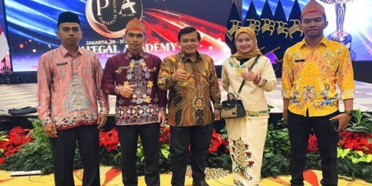FOTO: IST/MATAKALTENG - Dua Kades dan Lurah di Kobar lolos audisi Paralegal Justice Award 2023.