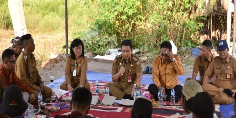 FOTO: IST/MATAKALTENG - Pj Bupati saat melakukan dialog dengan masyarakat untuk mengetahui aspirasi yang diinginkan masyarakat.