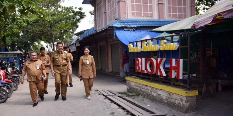 FOTO: IST/MATAKALTENG - Pj Bupati dan Plh Sekda Kobar saat kunjungi Pasar Tradisional Indra Sari Kelurahan Baru.