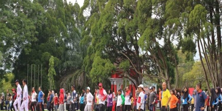 FOTO: IST/MATAKALTENG - Penjabat Bupati Kobar, Budi Santosa, saat berolahraga dengan jajarannya di halaman kantor bupati setempat.