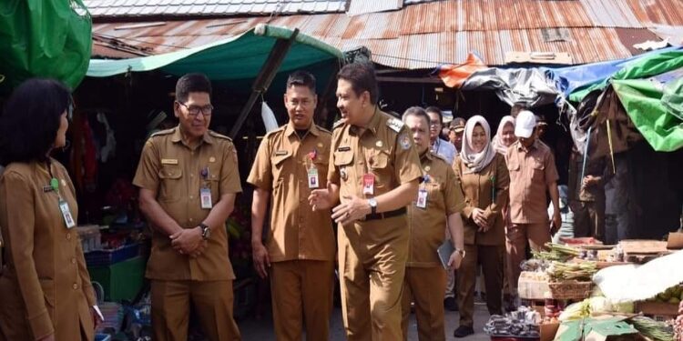 FOTO: IST/MATAKALTENG - Pj Bupati Kobar Budi Santosa saat monitoring Pasar Indra Sari, Kelurahan Baru, Kecamatan Arut Selatan.