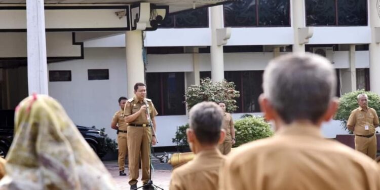 FOTO: IST/MATAKALTENG - Penjabat Bupati Kobar, Budi Santosa, saat memimpin apel pagi di sekretariat daerah.