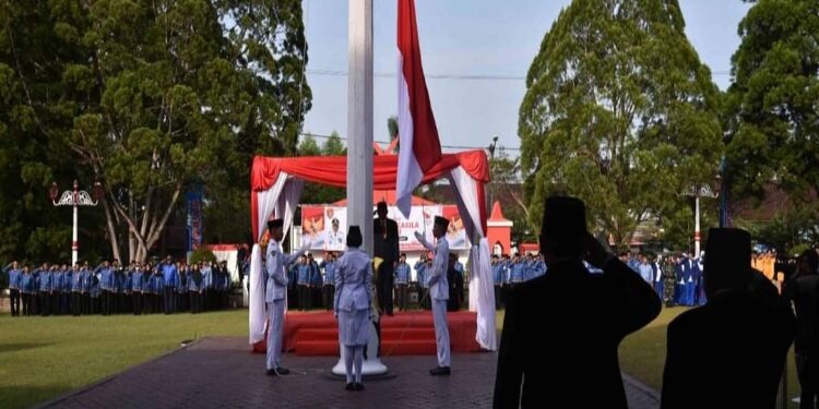 FOTO: IST/MATAKALTENG - Upacara bendera peringatan Hari Lahir Pancasila di halaman Kantor Bupati Kotawaringin Barat.