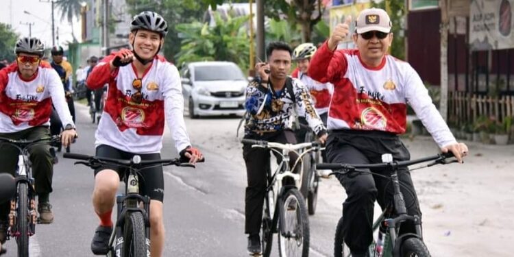 FOTO: IST/MATAKALTENG - Pj Bupati Kobar, Budi Santosa bersama Kapolres Kobar, AKBP Bayu Wicaksono, saat mengikuti Fun Bike HUT Bhayangkara ke-77.