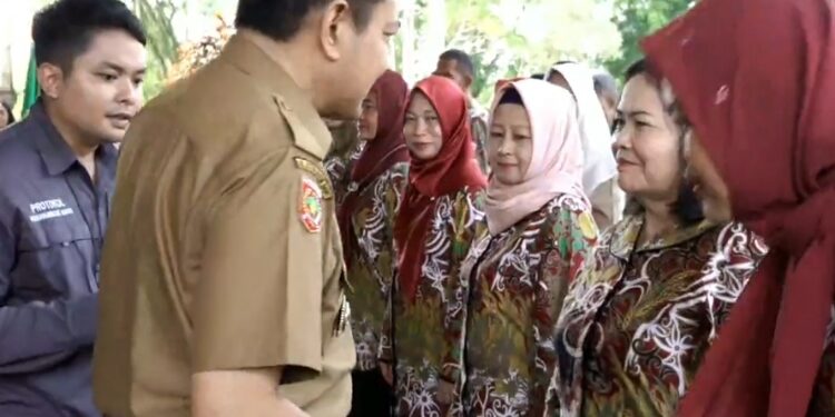 FOTO: IST/ MATAKALTENG - Puluhan Kontingen Penas KTNA XVI dilepas oleh pemerintah daerah.