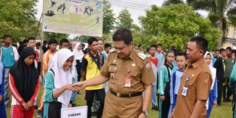 FOTO: IST/MATAKALTENG - Seleksi O2SN resmi dibuka oleh PJ BupatibKobar Budi Santosa di halaman Kantor Disdikbud Kobar.